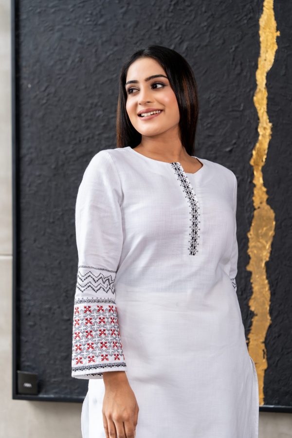 Geometric Embroidered Placket Detailed Kurta - Image 2