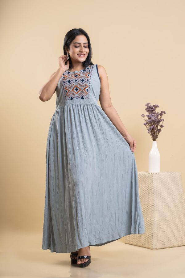 Embroidered Contrast Detailed Sleeveless Maxi Dress - Image 3