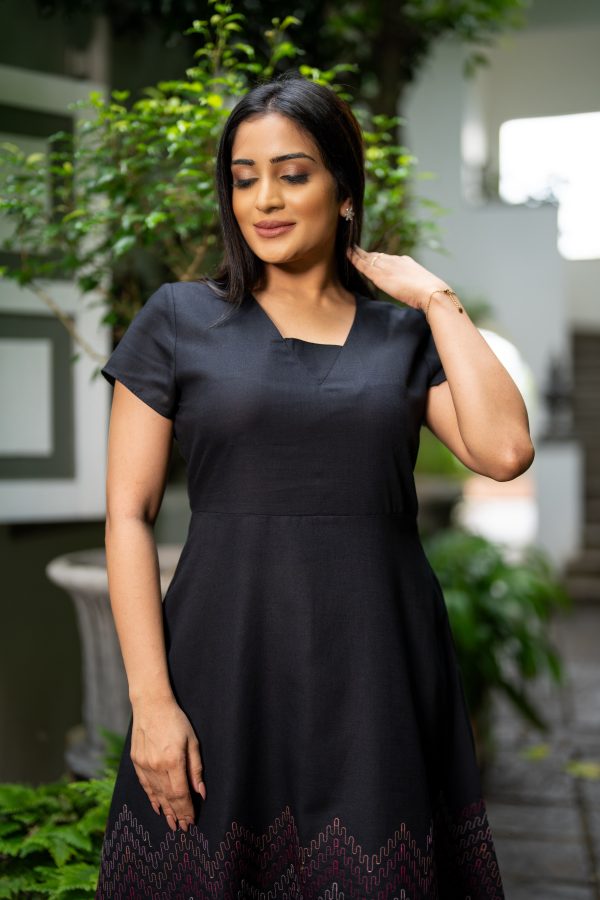 Embroidered Gusset Neck Detailed Short Dress - Image 3
