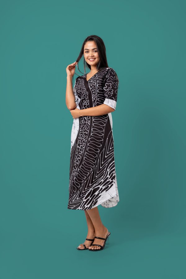 Curved Hem Monochrome Batik Midi Dress - Image 5