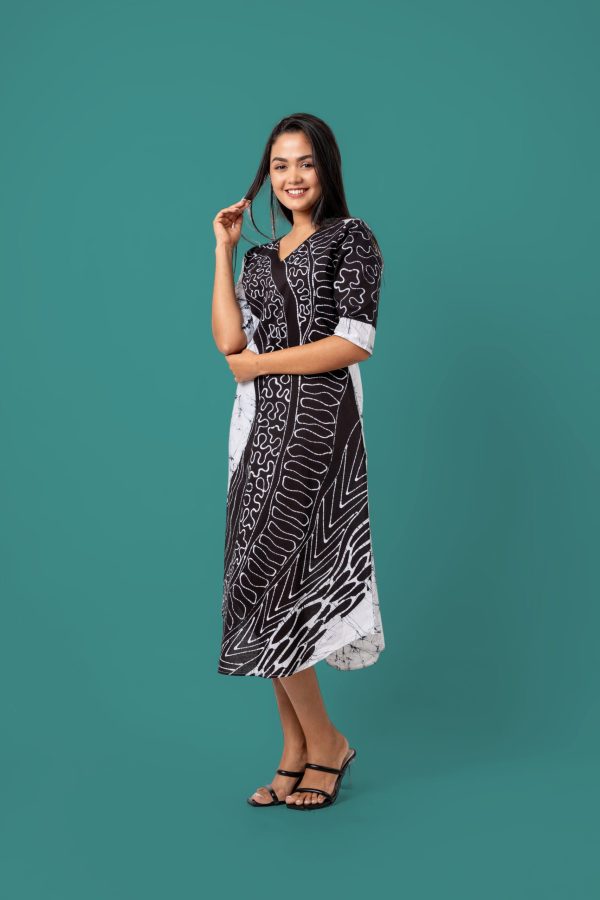 Curved Hem Monochrome Batik Midi Dress - Image 5
