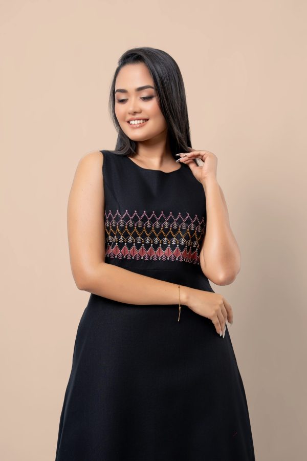 Geometric Embroidery Detail Sleeveless Maxi Dress - Image 2
