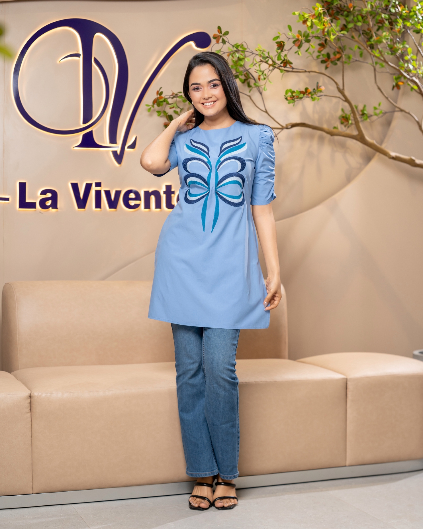 Embroidery Gathered Sleeve Kurta - Image 4